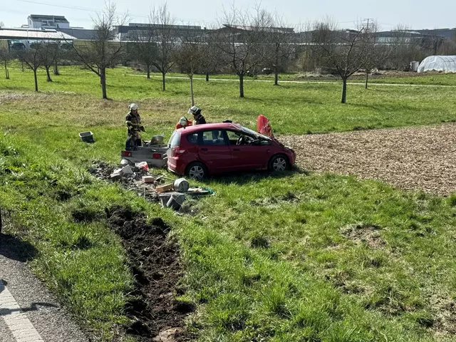 Der verunfallte PKW inkl. Anhänger im Straßengraben