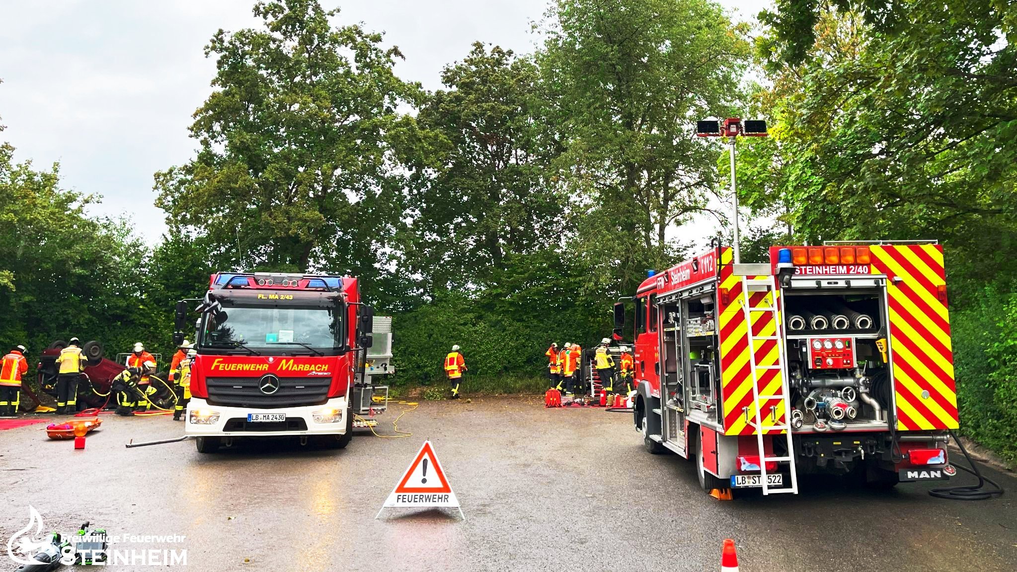 Zwei Feuerwehrfahrzeuge stehen am Übungsort