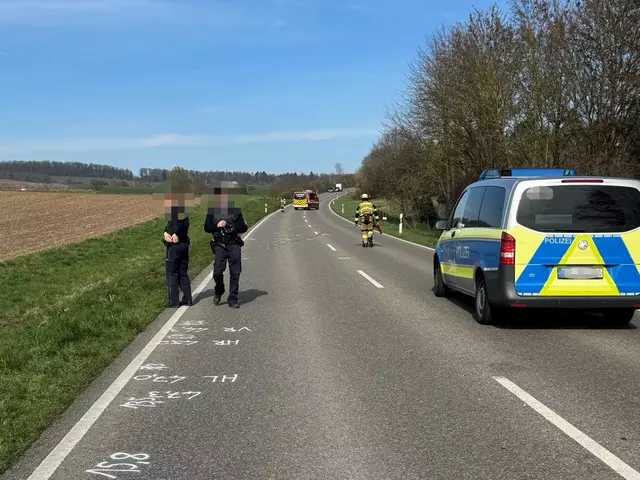 Fahrzeuge von Polizei und Feuerwehr an der Einsatzstelle