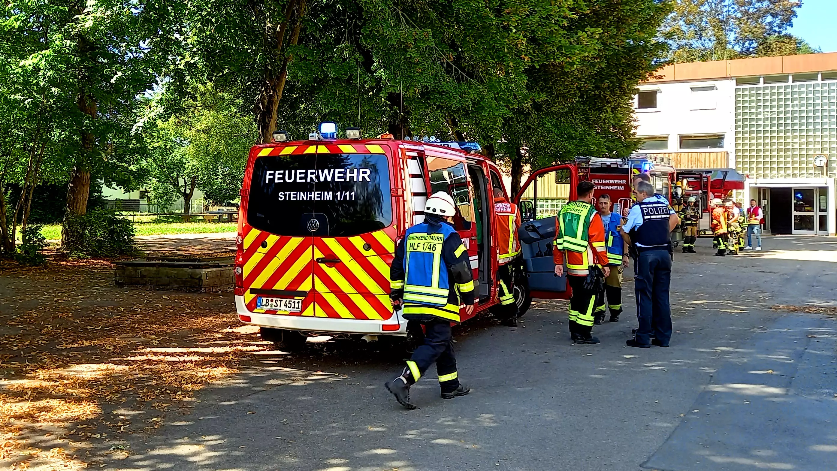 Einsatzkräfte von Polizei und Feuerwehr vor der Blankensteinhalle