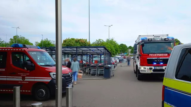 Einsatzfahrzeuge von Polizei und Feuerwehr auf dem Parkplatz