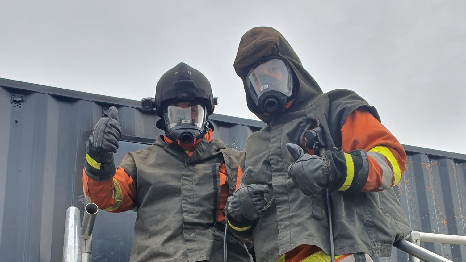 Zwei Einsatzkräfte mit Atemschutzausrüstung warten auf ihren Einsatz