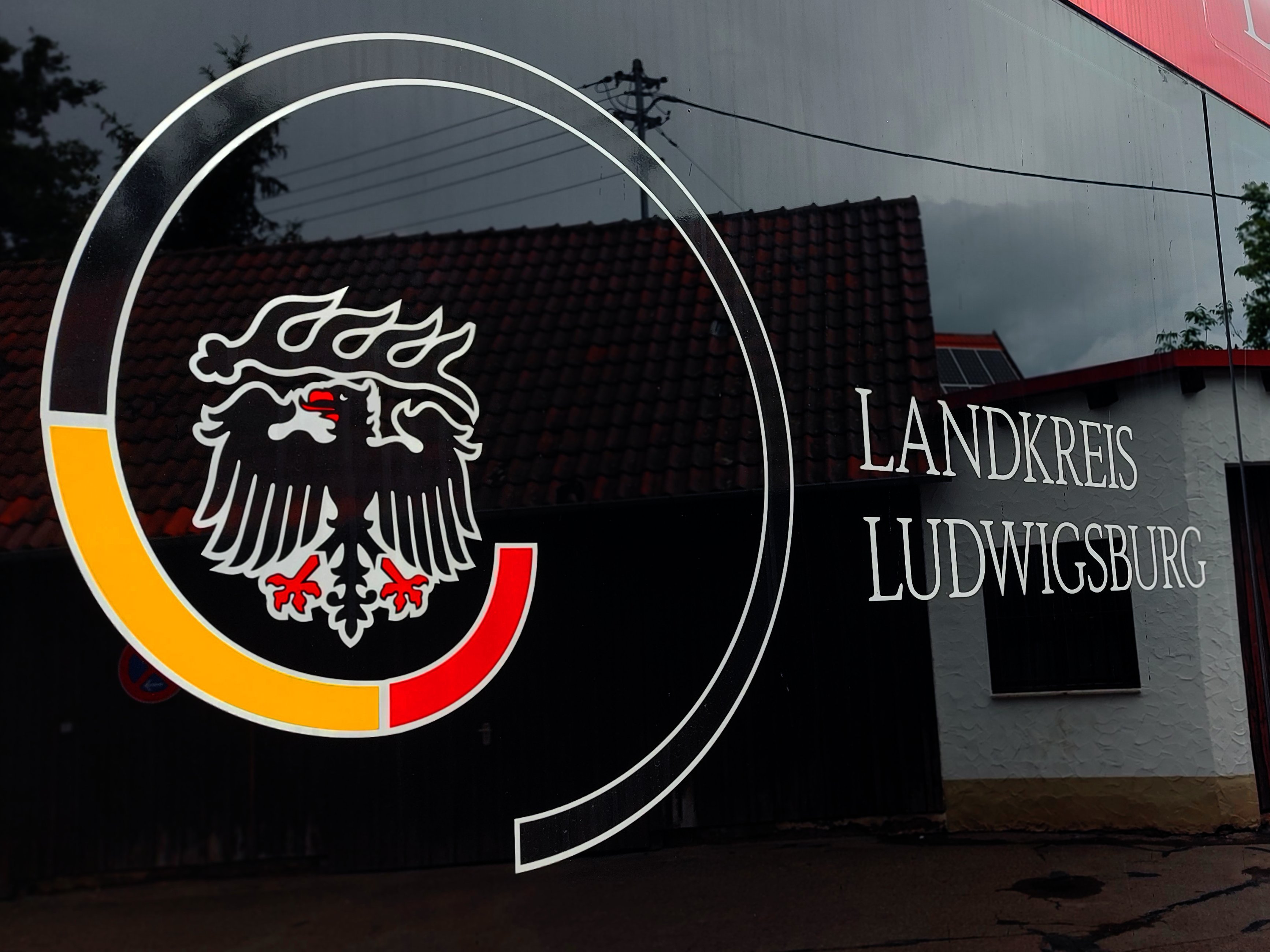 Das Logo des Landkreises Ludwigsburg auf einem Feuerwehrauto