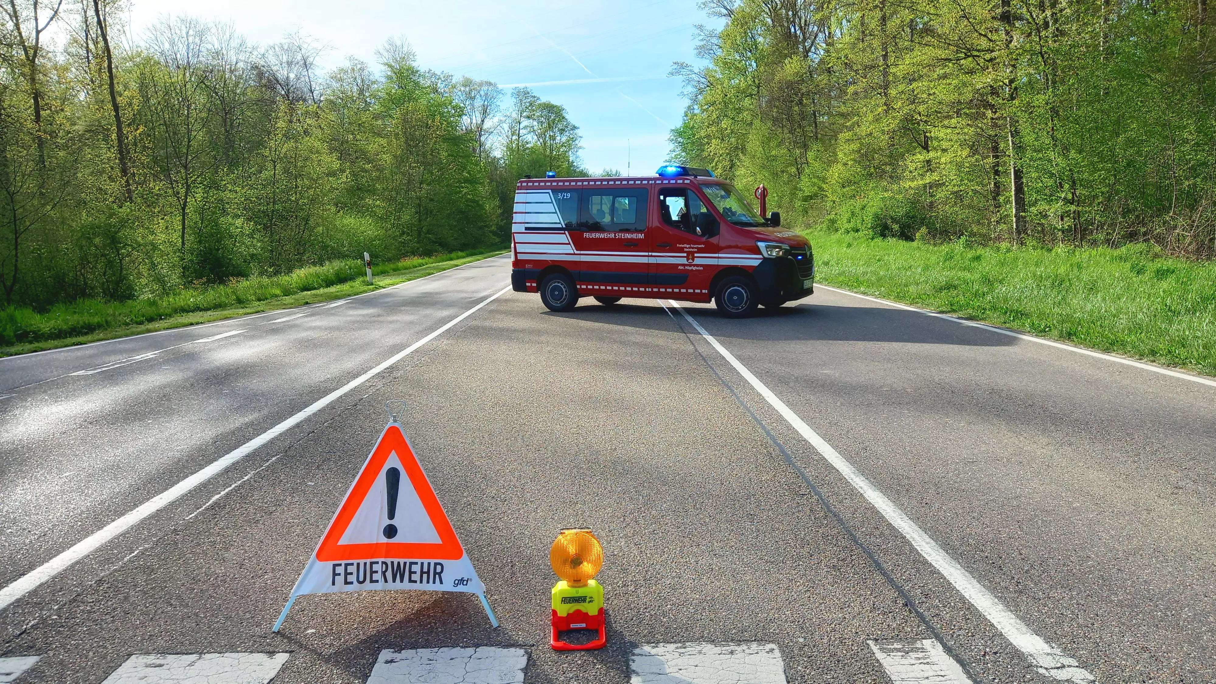 Ein Feuerwehrfahrzeug sperrt die Bundesstraße