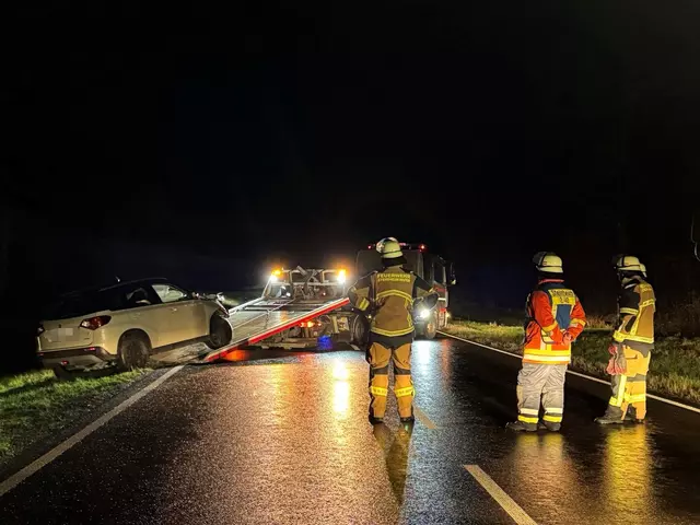 Verunfallter PKW wird vom Abschlepper aufgeladen