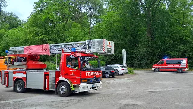 Feuerwehrfahrzeuge stehen auf dem Hotelparkplatz