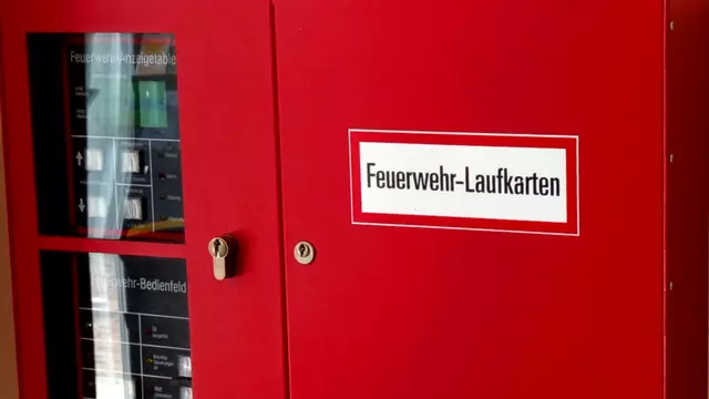 Nachaufnahme des Feuerwehrbedienfelds einer Brandmeldeanlage