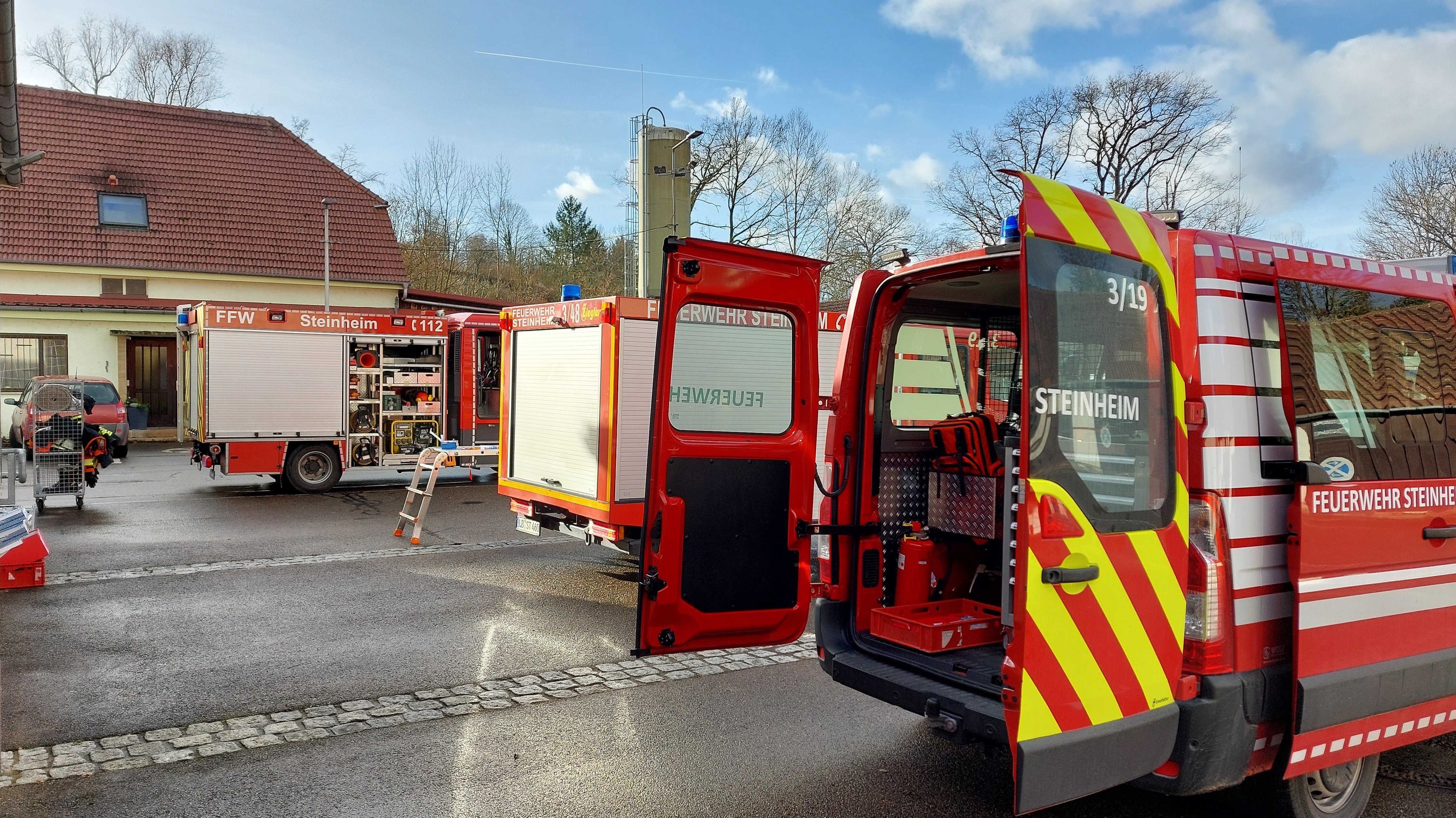 Umgebaute Feuerwehrfahrzeuge auf dem Hof