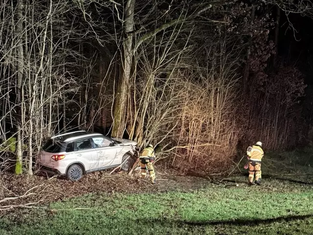 Einsatzkräfte befreien das Unfallfahrzeug