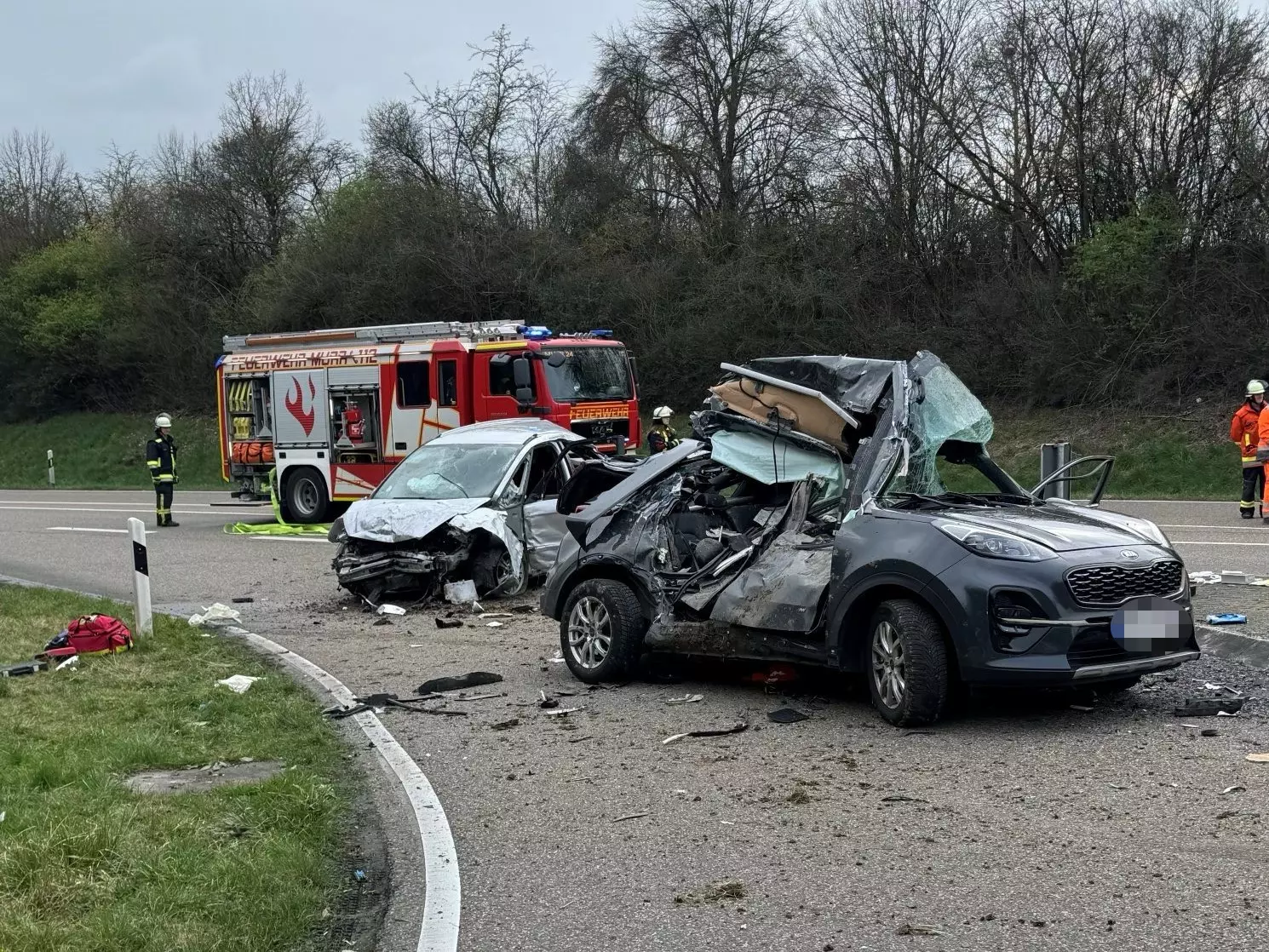 Zwei Unfallfahrzeuge an der Einsatstelle