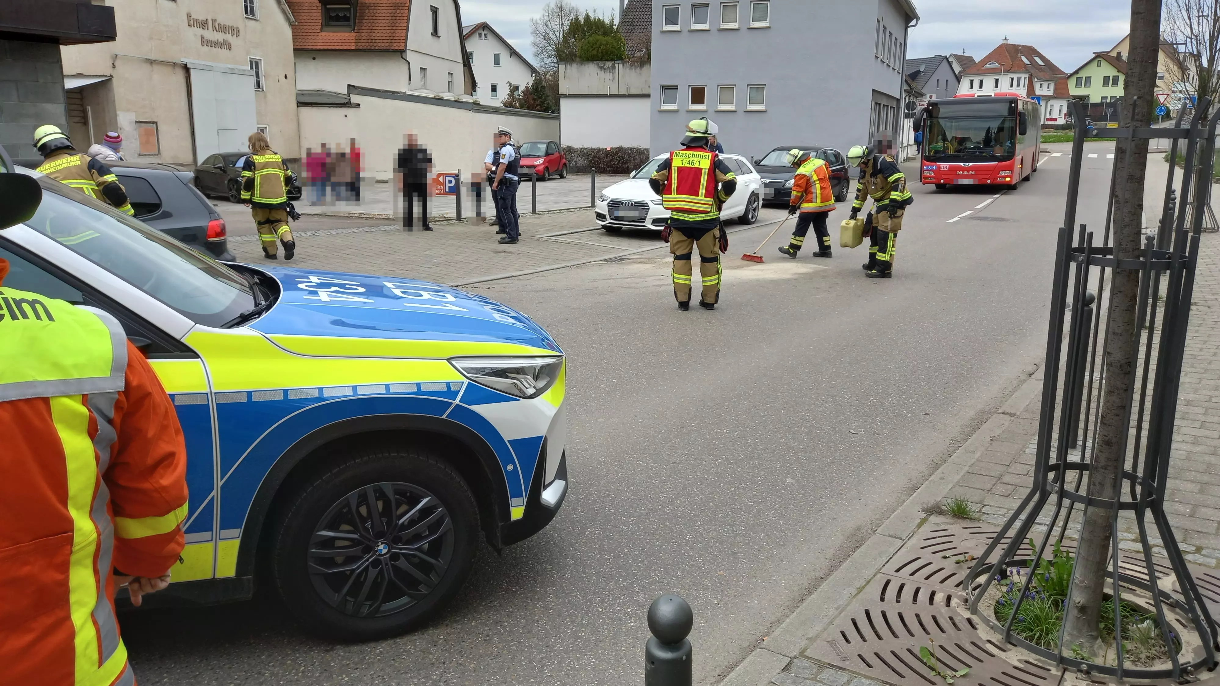 Einsatzkräfte beim Aufnehmen der ausgelaufenen Betriebsstoffe