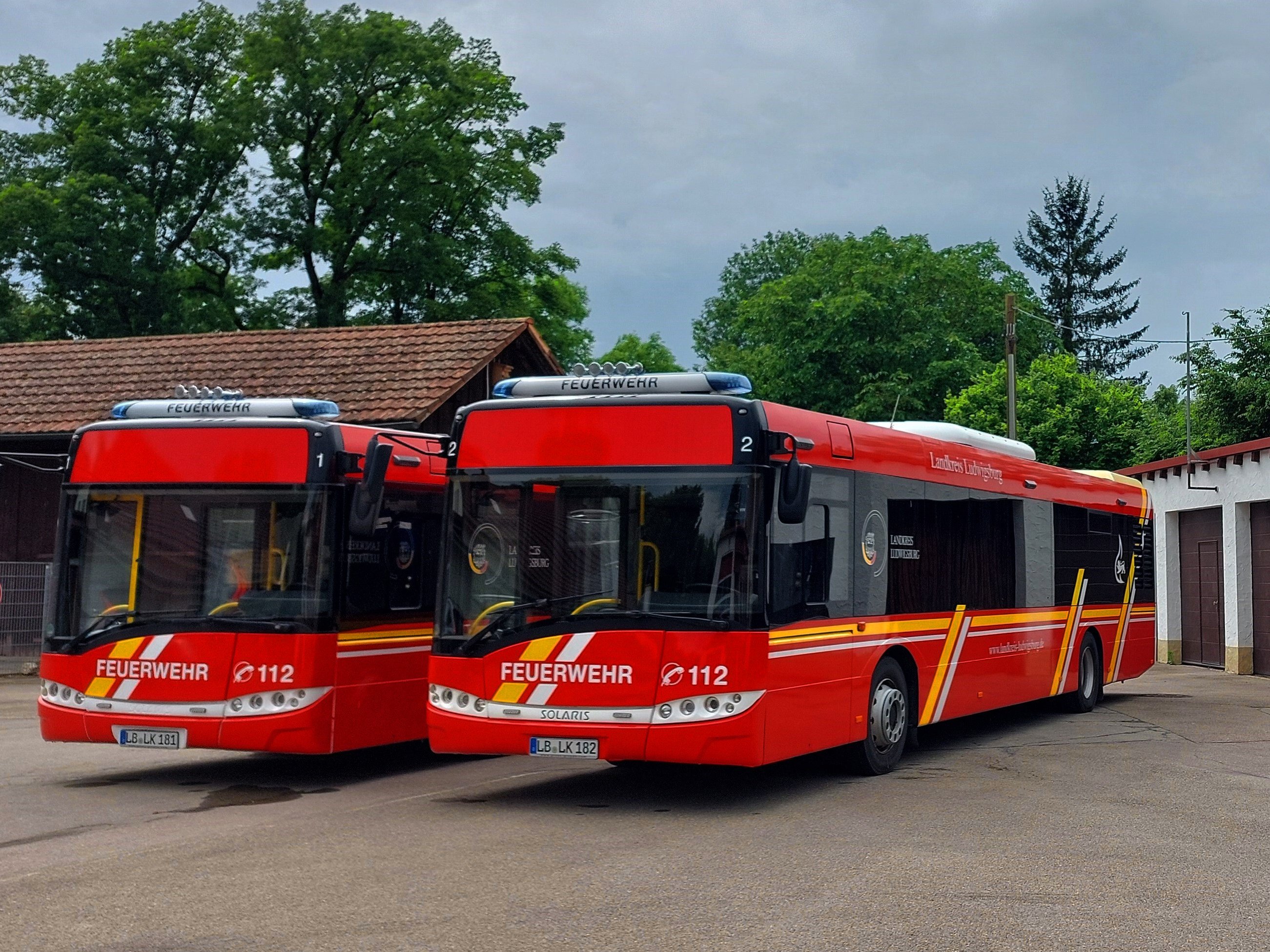 Zwei Busse der Feuerwehr stehen bereit