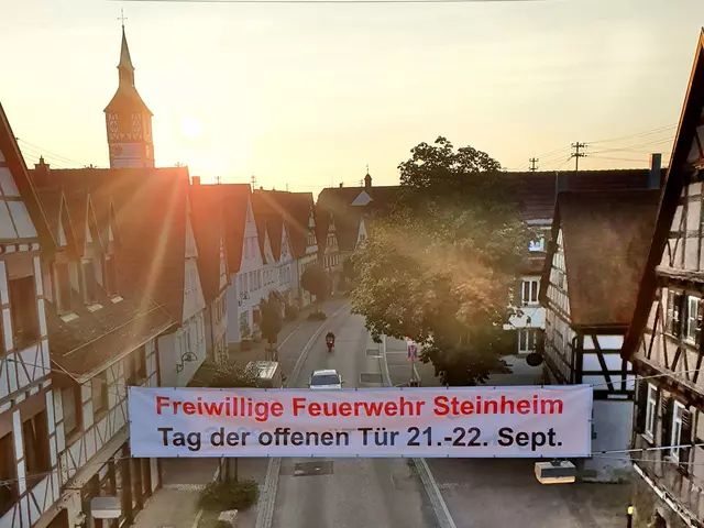 Ankündigungsbanner über abendlicher Kulisse