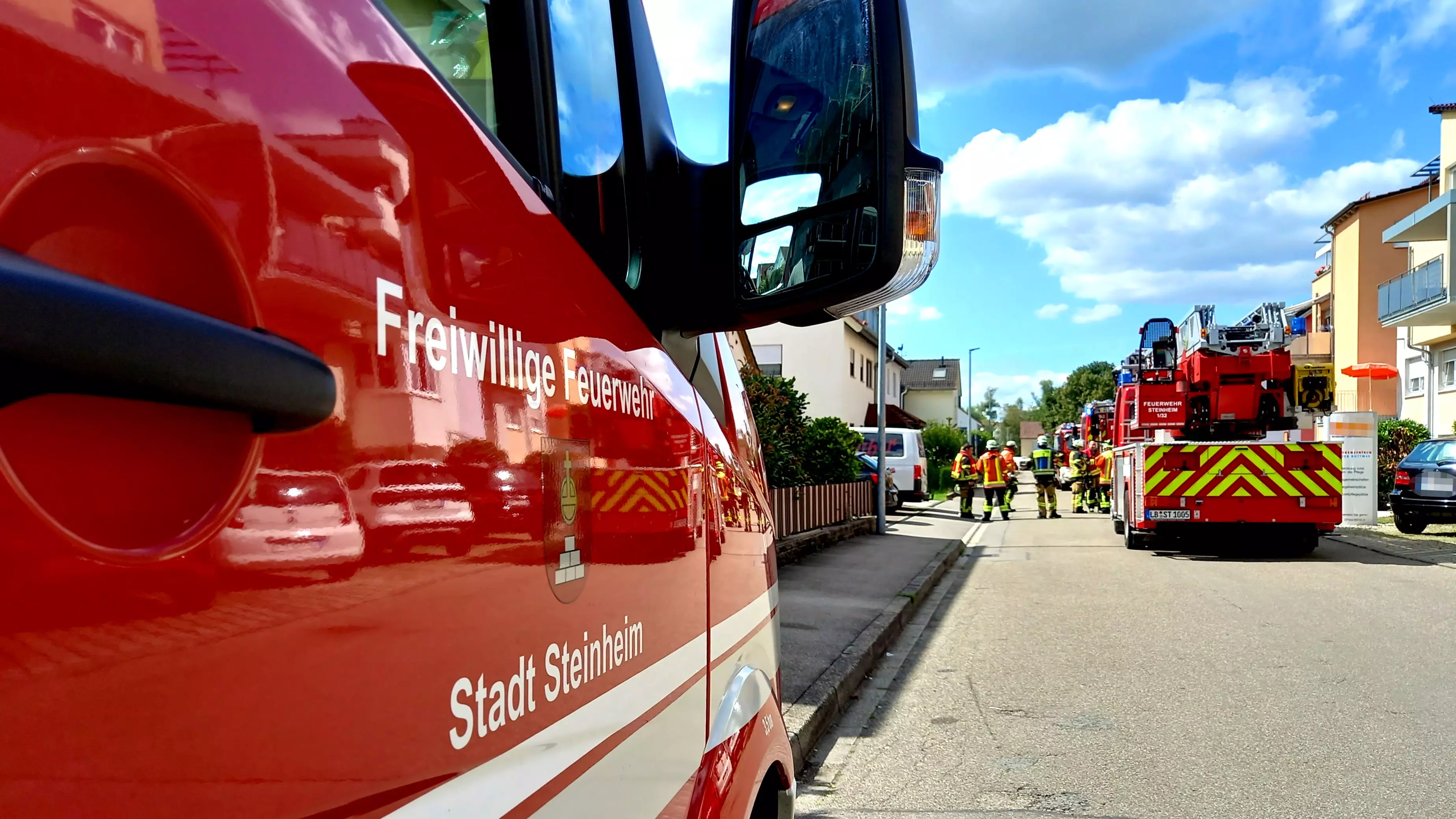 Feuerwehrfahrzeuge stehen vor dem Seniorenheim