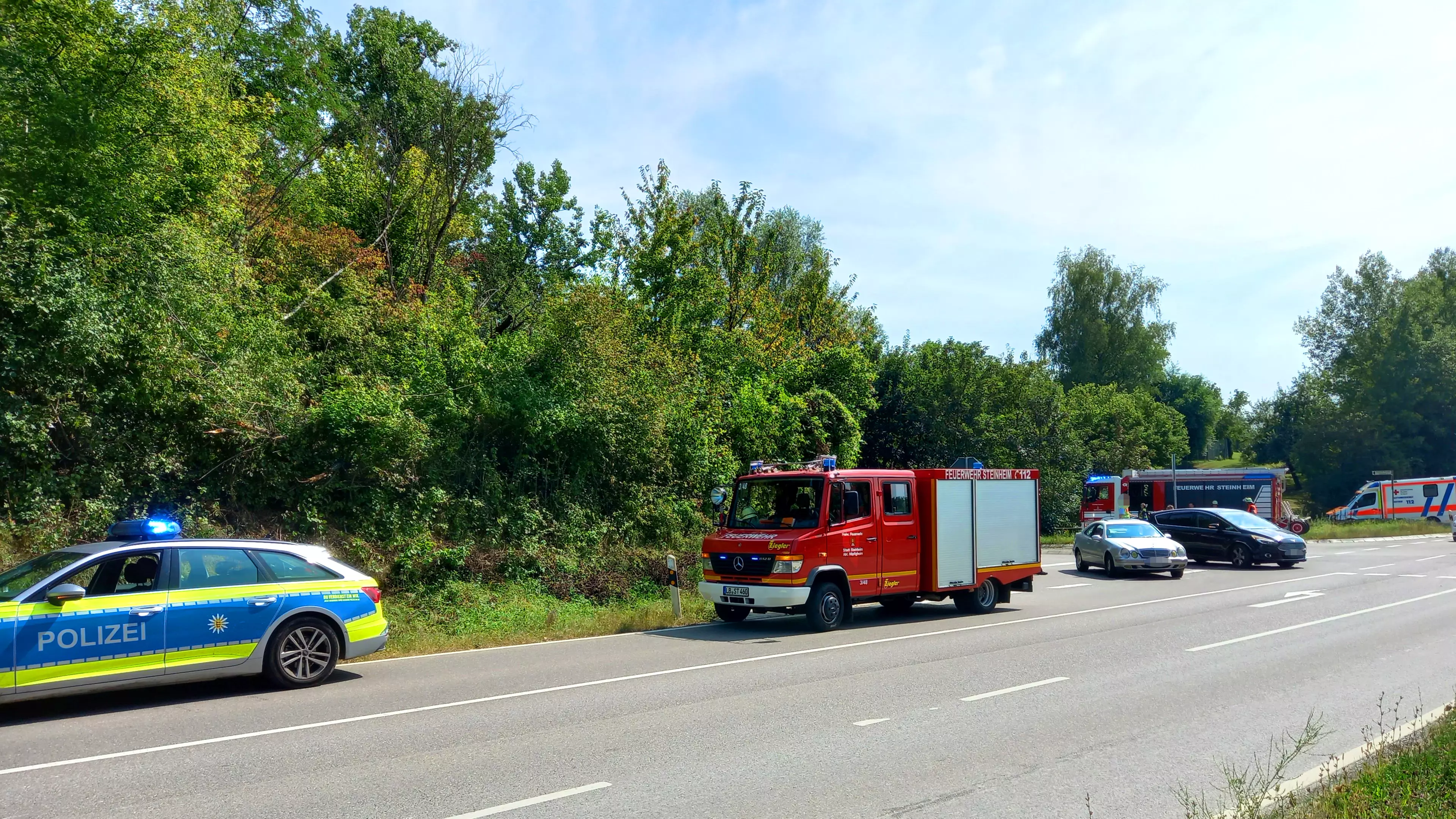 Fahrzeuge von Polizei, Rettungsdienst und Feuerwehr an der Einsatzstelle