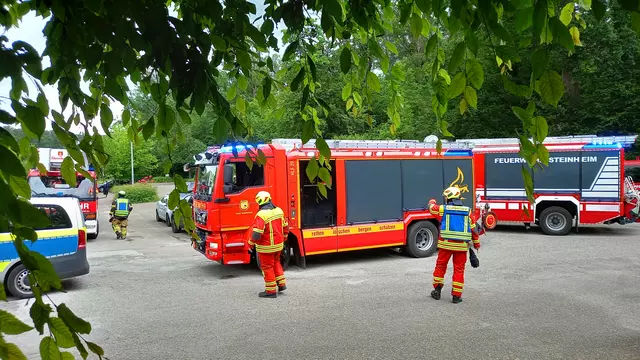 Feuerwehrfahrzeuge stehen auf dem Hotelparkplatz