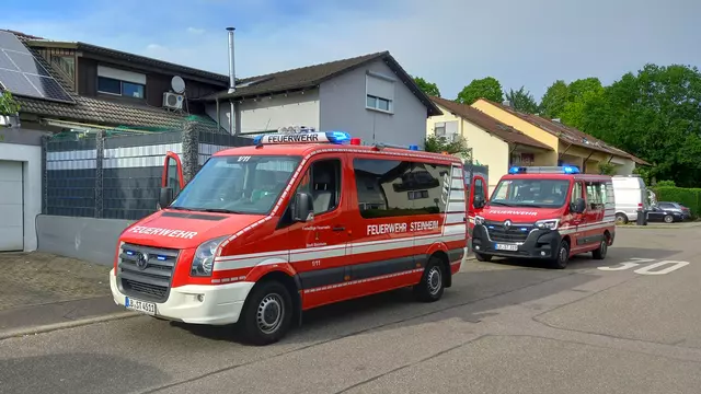 Zwei Feuerwehrfahrzeuge an der Einsatzstelle